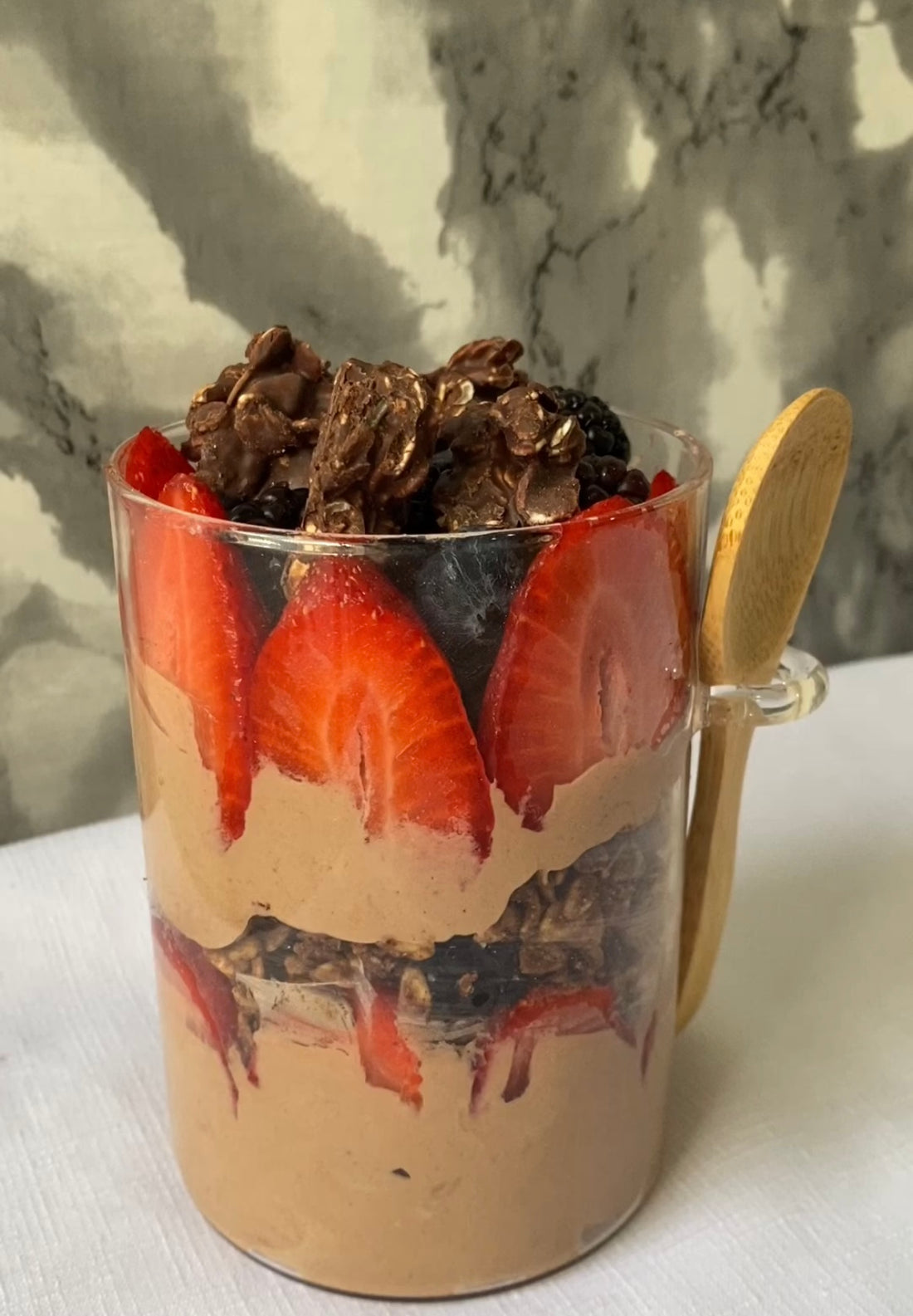 Snack para Llevar: Yogurt Griego con Chocolate y Granola